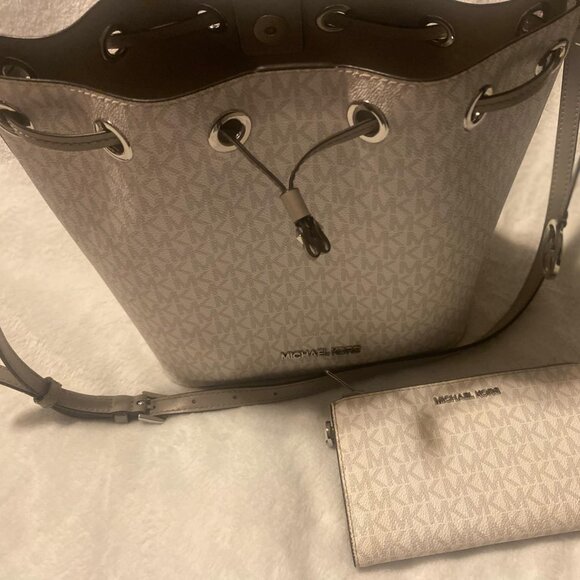Michael Kors Bucket Bag with Wallet - Picture 1 of 4